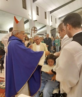 Imagen secundaria 2 - Arriba, Fátima con sus compañeros de catequesis. Debajo, dos momentos de la celebración