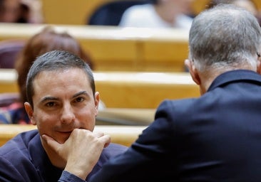 Lobato, sonriente y «con ganas» en el primer pleno en la Asamblea tras su dimisión