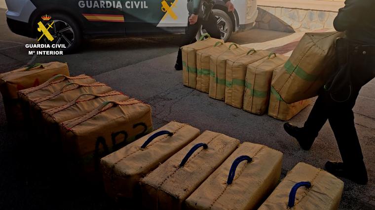 The Civil Guard seizes a ton of hashish in El Ejido