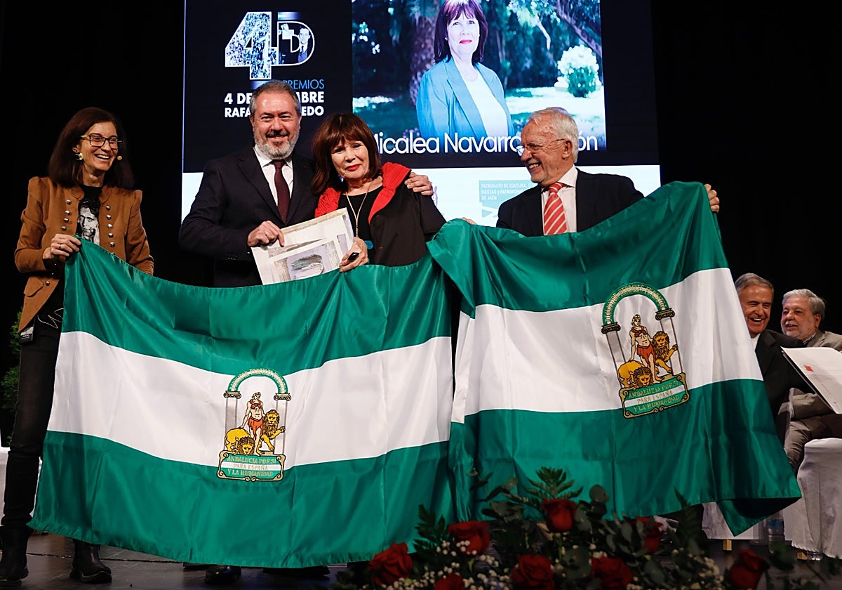 Juan Espadas, con Micaela Navarro y Manuel Pezzi en los premios en Jaén