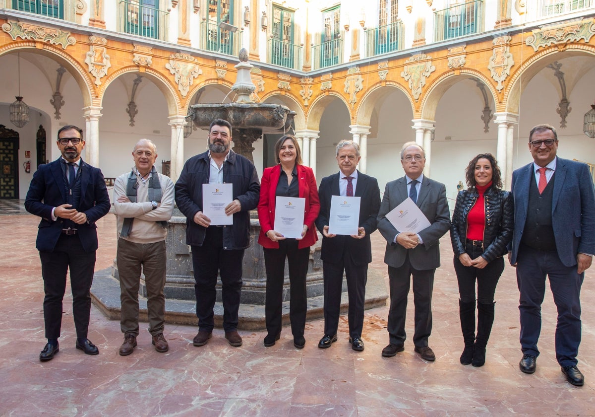 Salvador Fuentes junto al presidente de CECO y los representantes sindicales, este jueves