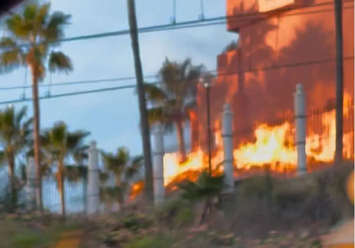 Fuego en la terraza del hotel
