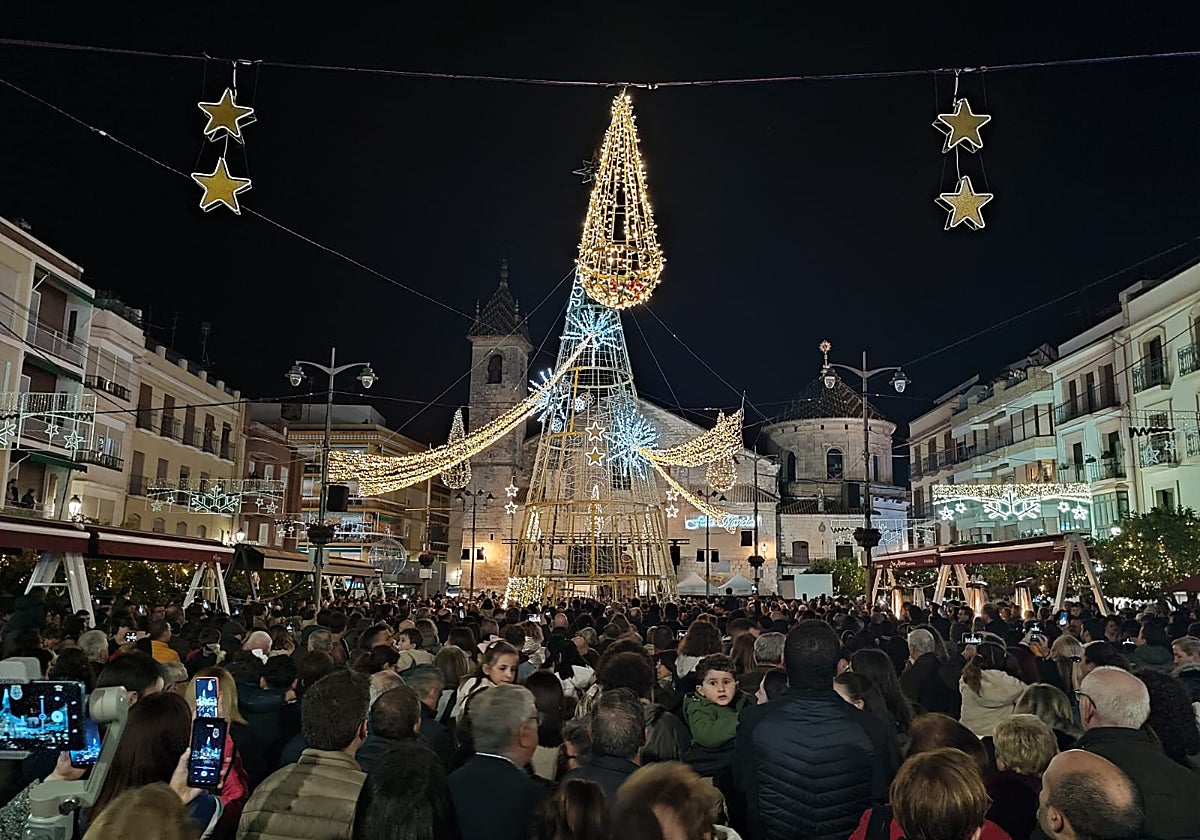 Espectacular lleno en la plaza Nueva de Lucena en el estreno de las luces de Navidad