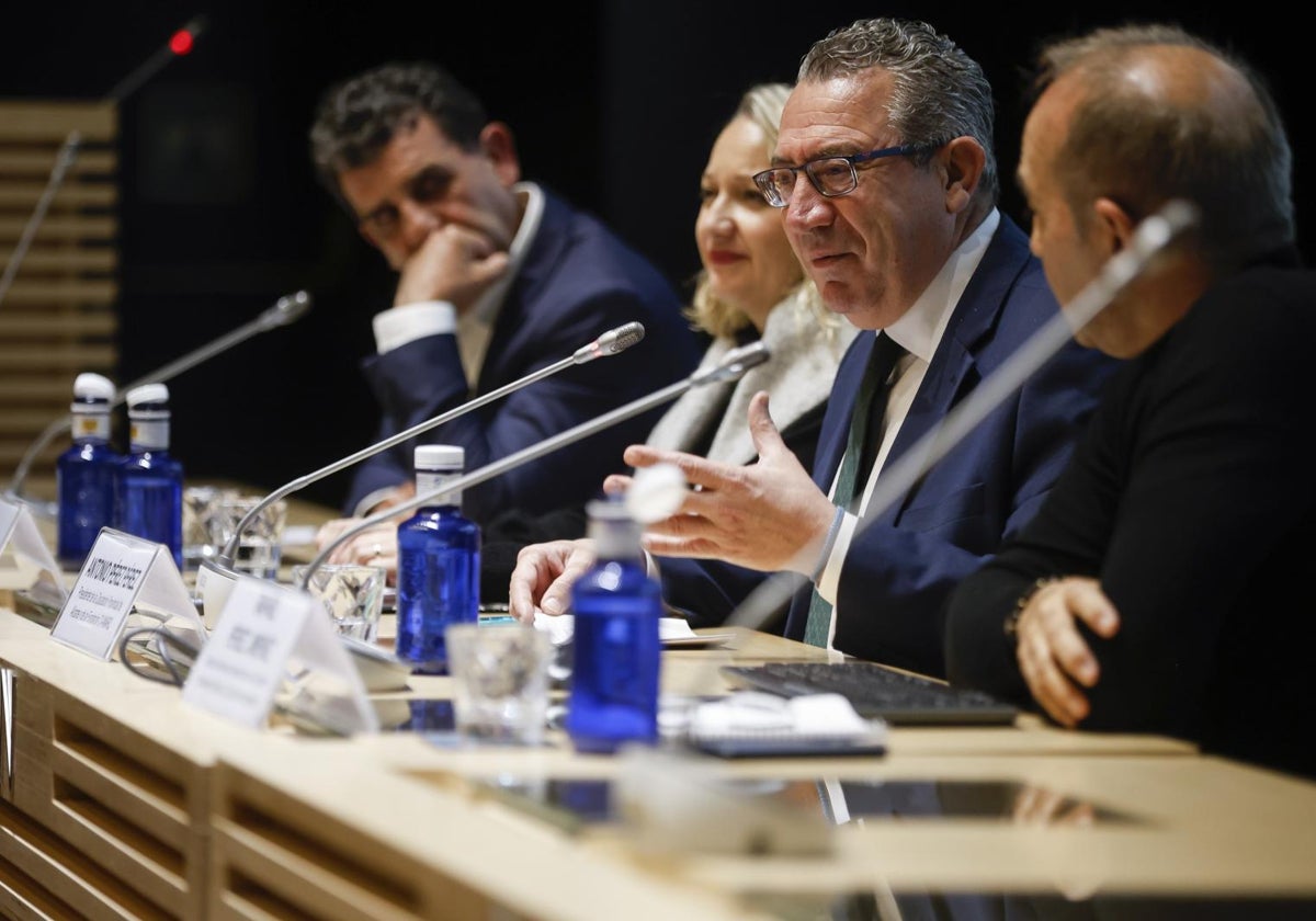 El presidente de la Diputación de Alicante, Toni Pérez, interviene en la rueda de prensa de presentación de la exposición «Ciudades de Luz. Agra, Leuké, Lucentum, Laqant