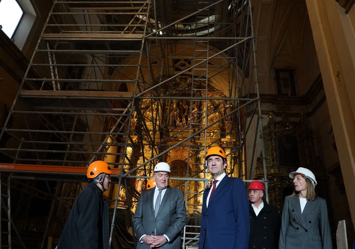 Argüello, Carnero y Suárez-Quiñones, durante su visita a las obras de la iglesia de la Vera Cruz