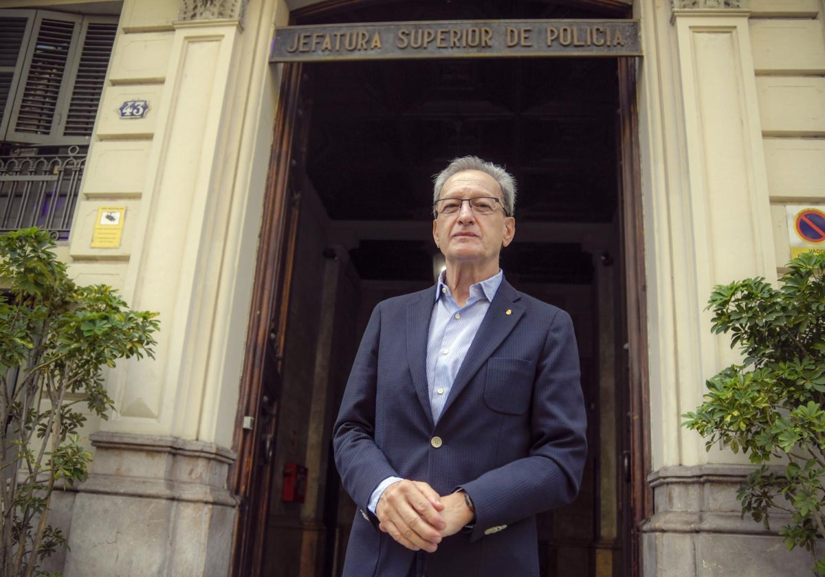José Jacinto Pérez, 'Pepe de Homicidios', frente a la Jefatura de Layetana, tras la entrevista con ABC