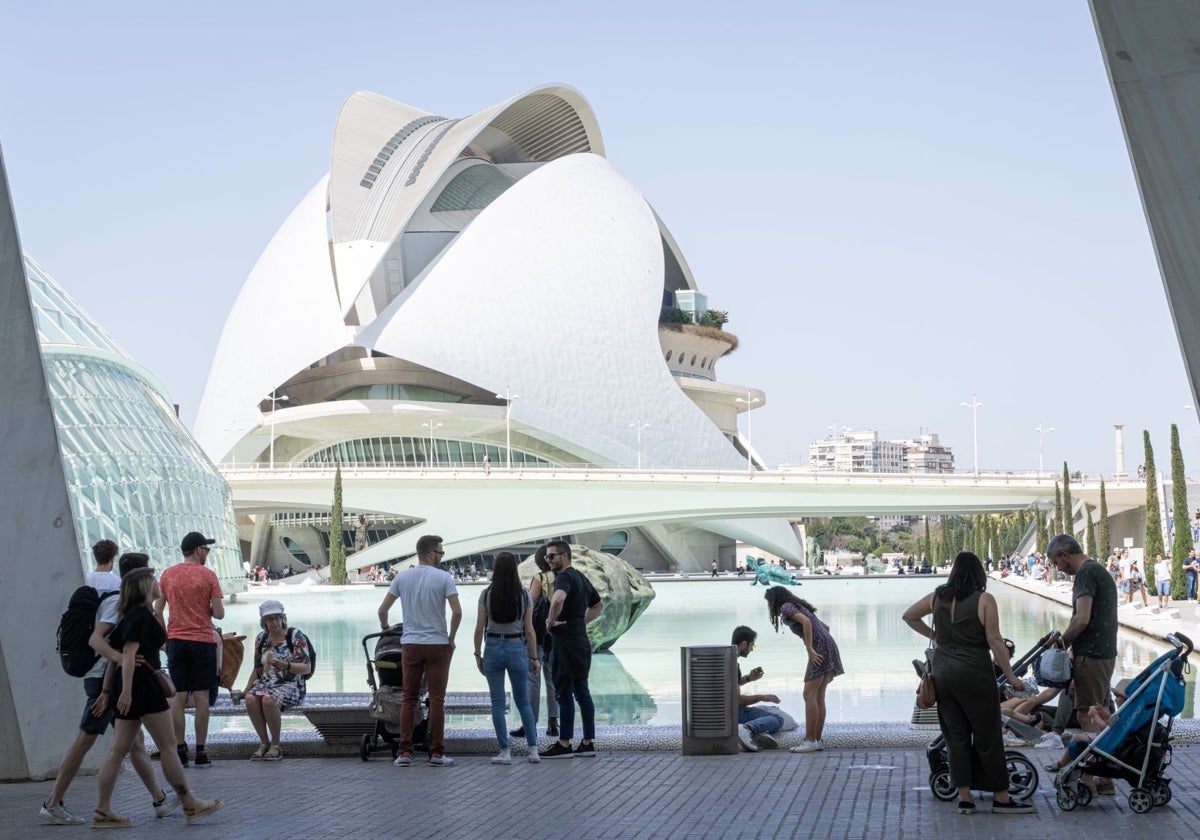 Imagen de archivo de visitantes en la Ciudad de las Artes y las Ciencias de Valencia