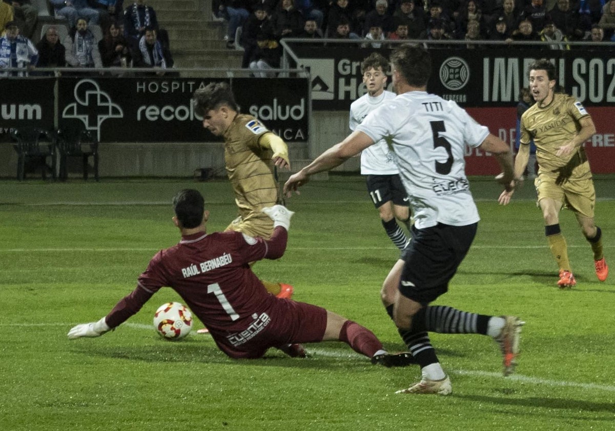 Pablo Marín, de la Real Sociedad, intenta regatear a Raúl Bernabéu, meta del Conquense