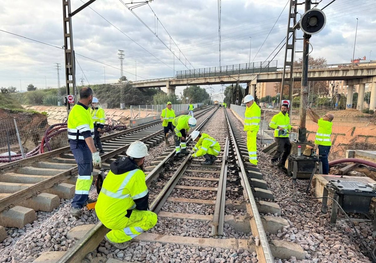 Imagen de los trabajos para recuperar el servicio ferroviario tras la DANA en Valencia