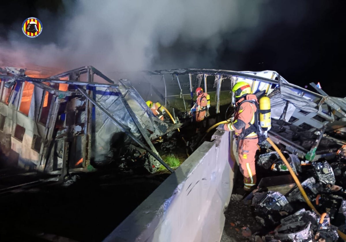 Imagen de la actuación de los bomberos en el accidente de un camión en Siete Aguas (Valencia)