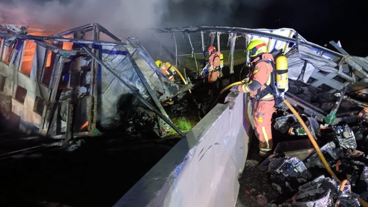 Muere un conductor en la A-3 tras volcar e incendiarse su camión en Valencia