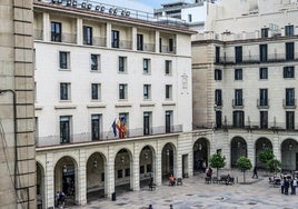 Juzgan en Alicante a un acusado de abusar de las hijas menores de su pareja e instalar cámaras en el baño de varias casas