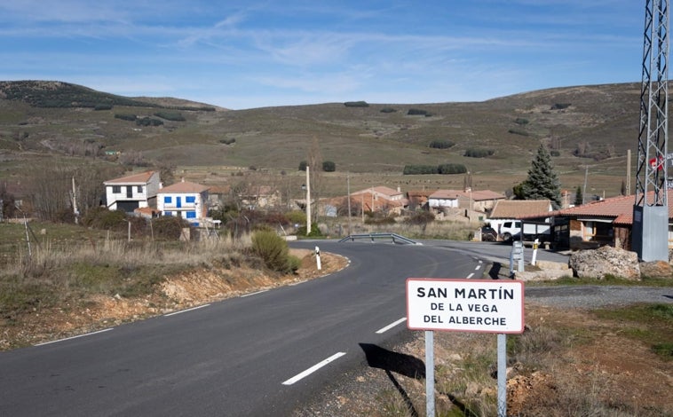 Imagen principal - En San Martín de la Vega del Alberche, se quejan, los ataques del lobo son constantes. Lo sabe César, uno de los 35 ganaderos de este pueblo de 160 habitantes, que muestra la imagen de uno de sus terneros atacados por el cánido