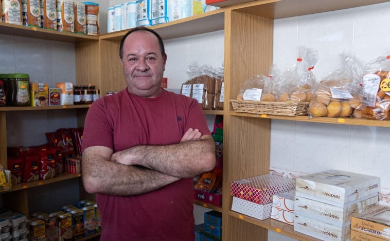 Imagen principal - Entre los vecinos, como Óscar, panadero y ganadero; María Antonia, que pasa temporadas en el pueblo, y Flores, pastor ya jubilado, los ataques del lobo son «la comidilla» de las conversaciones en esta localidad de la sierra de Gredos (Ávila)