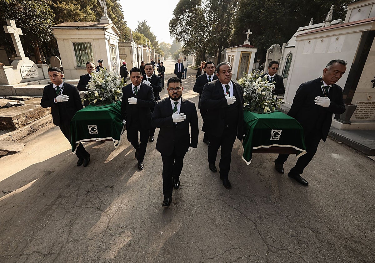 Imagen de los restos mortales de Rafael Altamira y Pilar Redondo, este viernes, en el cementerio de Ciudad de México