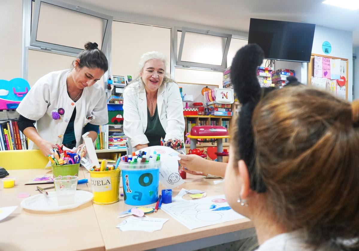 Laura Peña y Loli Ruiz, en el aula hospitalaria del Virgen Macarena