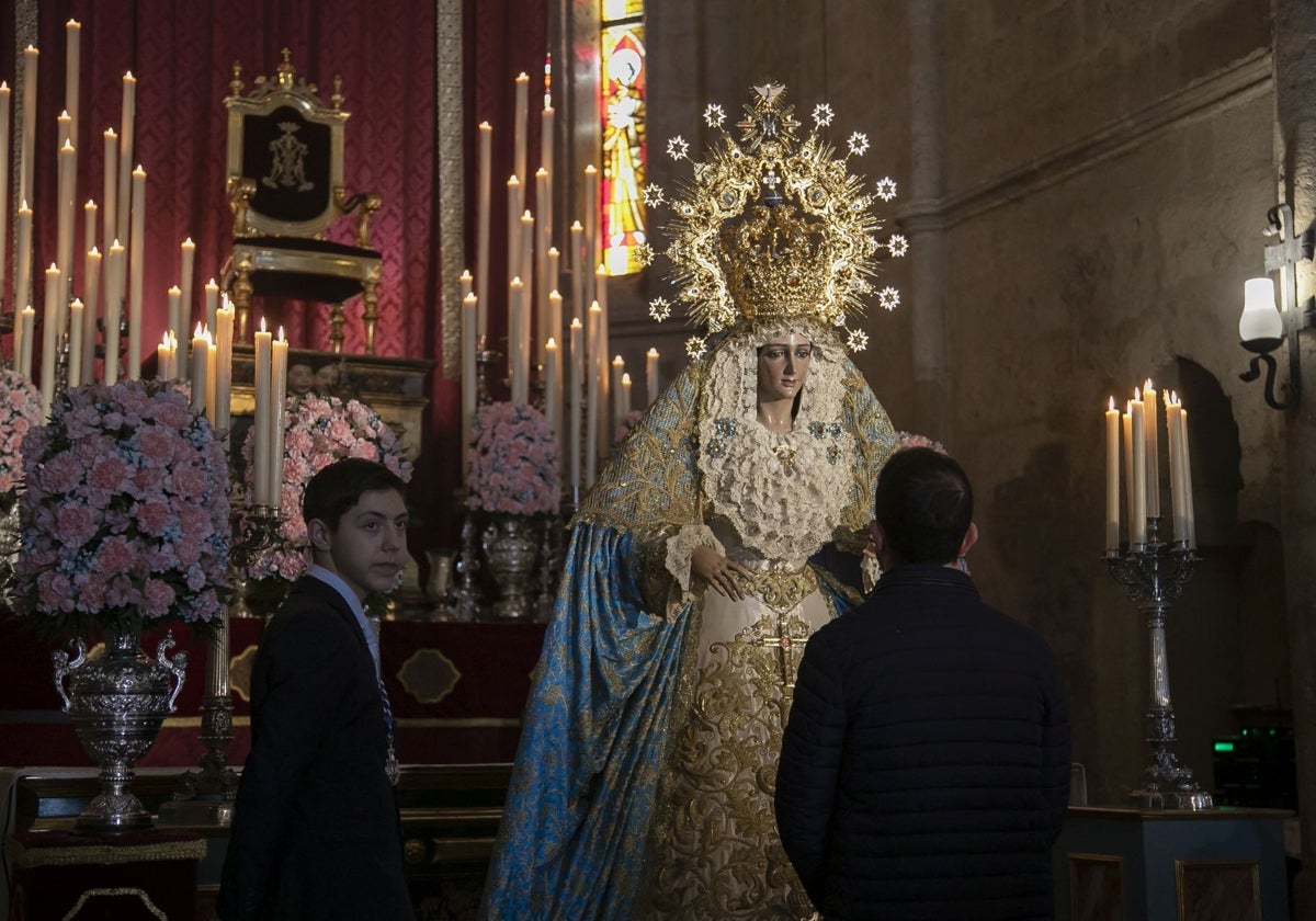 La Virgen de la Alegría, en besamanos este domingo, en la parroquia de Santa Marina