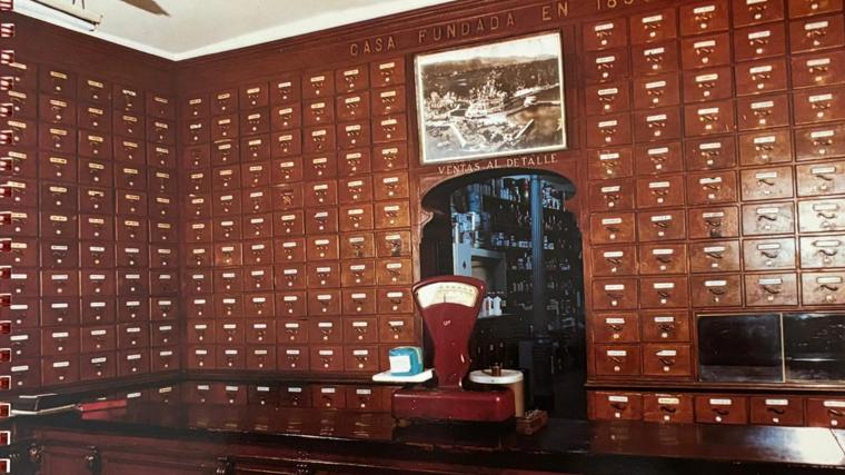 Interior de la Droguería Riesgo, el siglo pasado