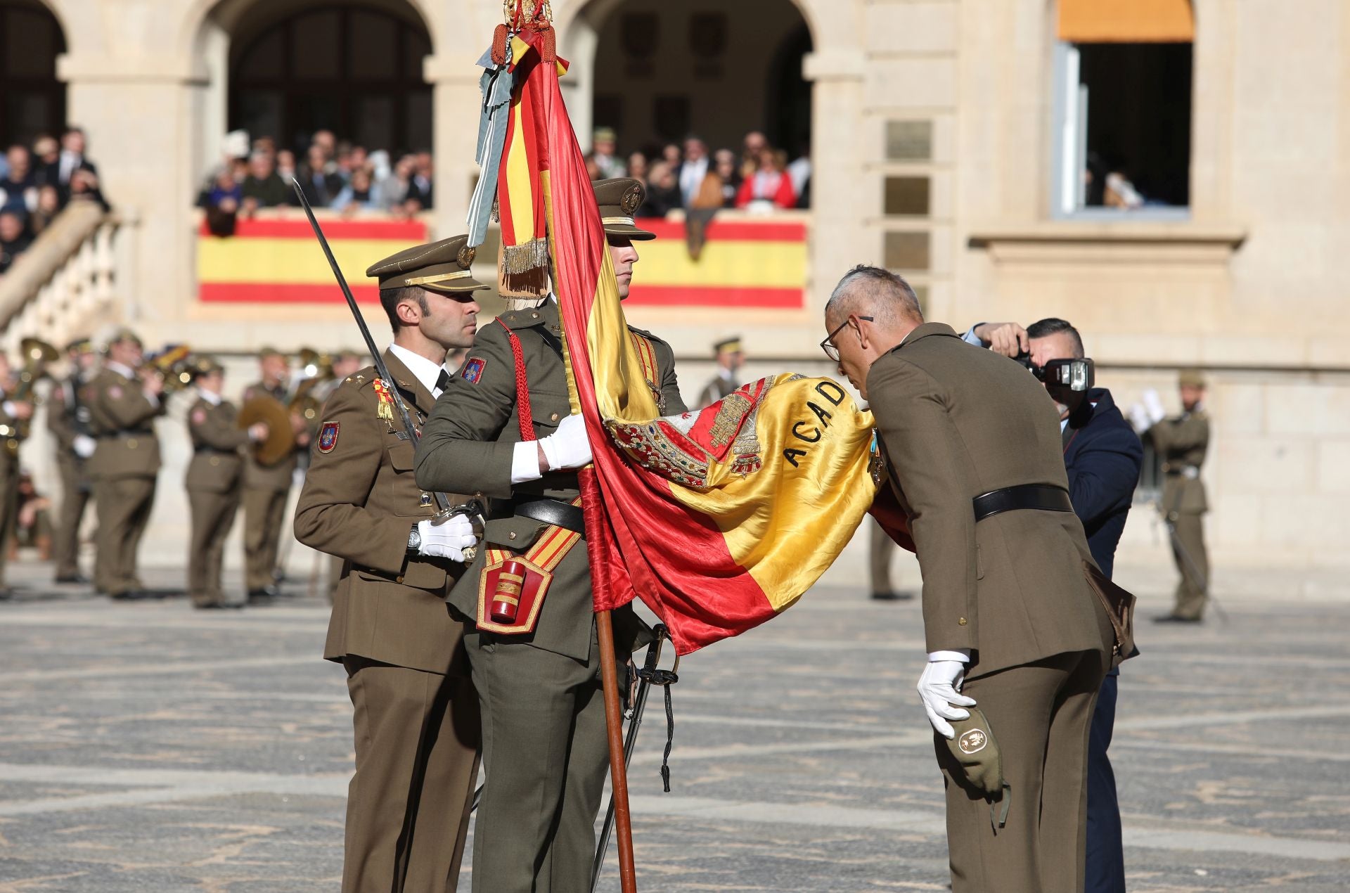 Las mejores imágenes del amor de los militares españoles por su bandera