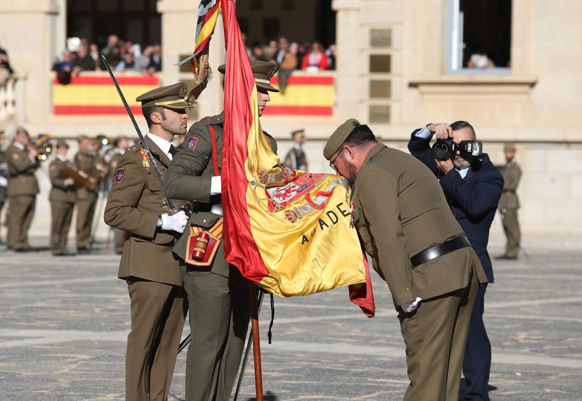 Las mejores imágenes del amor de los militares españoles por su bandera