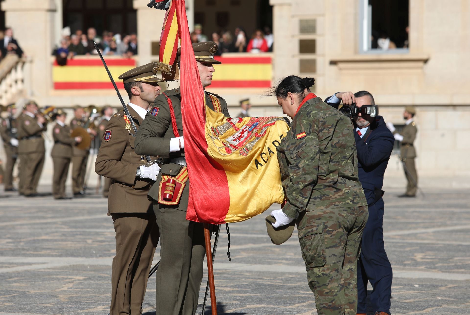 Las mejores imágenes del amor de los militares españoles por su bandera