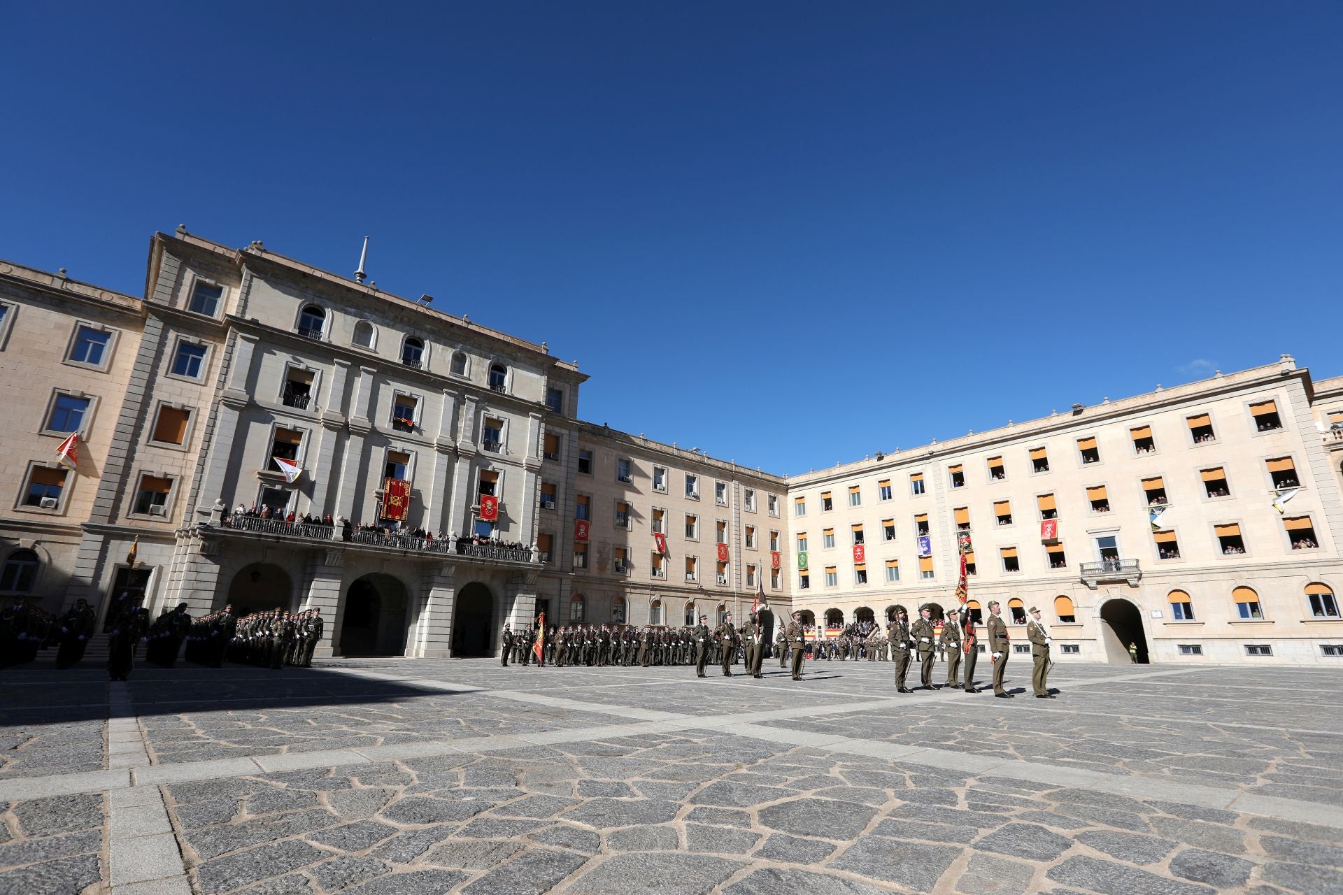 Las mejores imágenes del amor de los militares españoles por su bandera