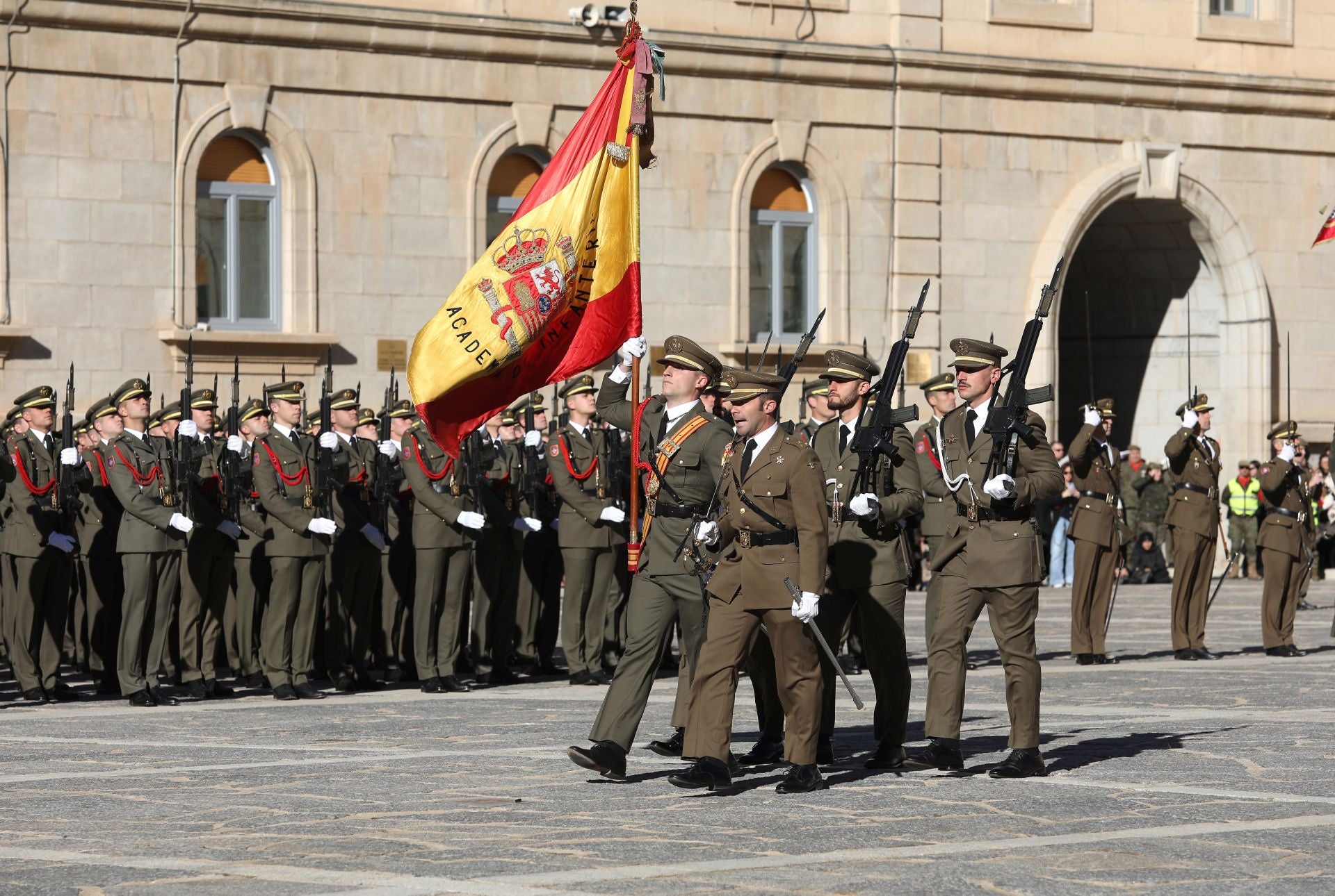 Las mejores imágenes del amor de los militares españoles por su bandera