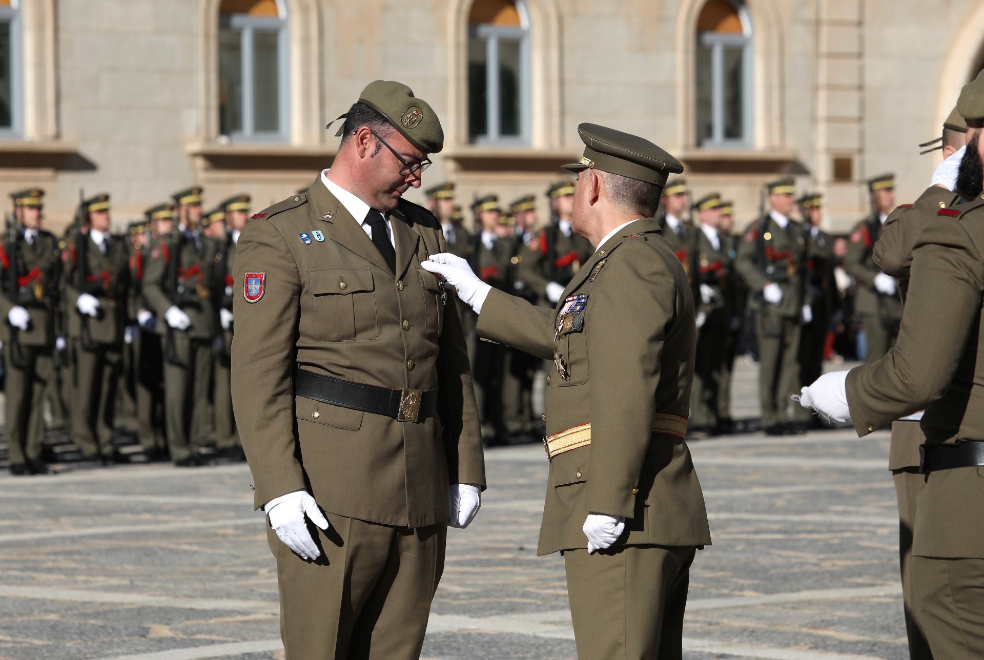 Las mejores imágenes del amor de los militares españoles por su bandera