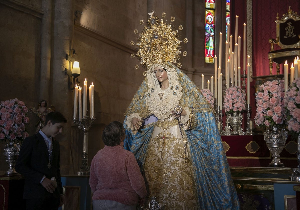 Una devota participa en el besamanos a la Virgen de la Alegría, este domingo