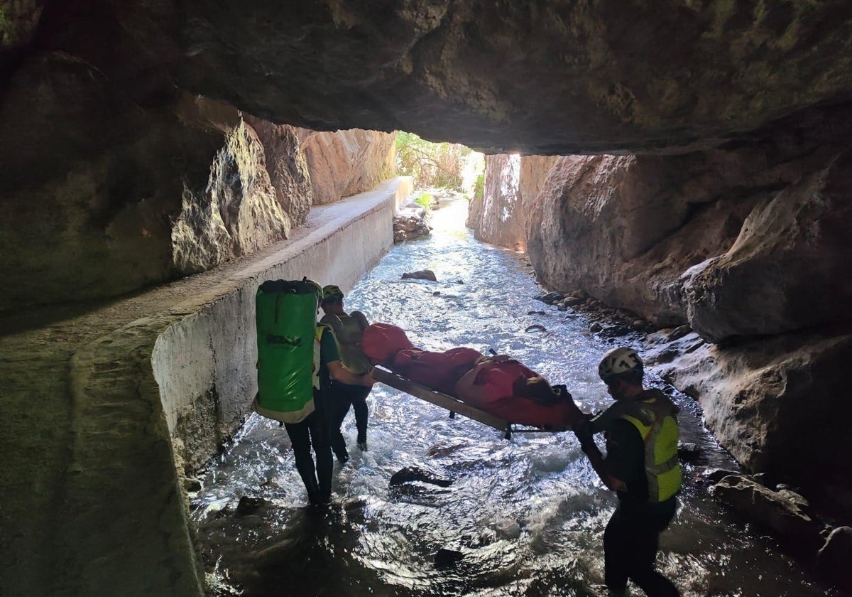 Rescate de un accidentado en Los Cahorros, en el término municipal de Monachil