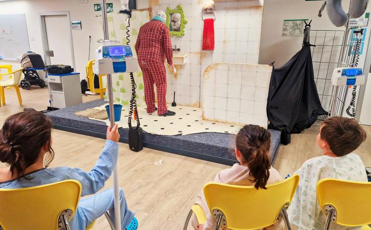 Imagen principal - Detalles del aula hospitalaria del Virgen Macarena y de las representaciones teatrales recurrentes que también sirven para enseñar, y entretener, a los alumnos pacientes