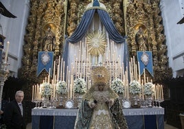 Fervor ante la Virgen de la Trinidad durante su besamanos en Córdoba, en imágenes