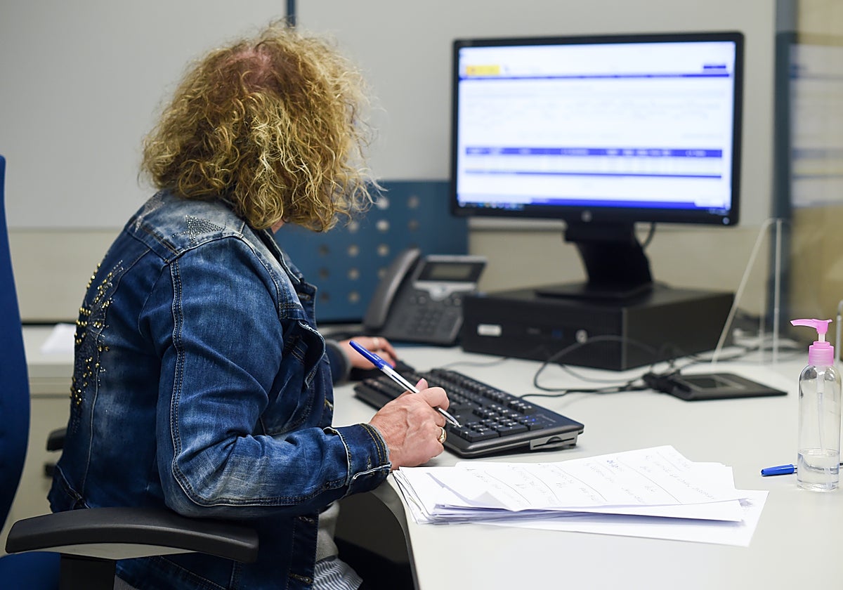Una empleada pública durante su jornada laboral