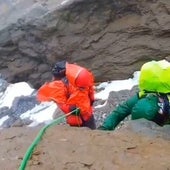 Las imágenes del arriesgado rescate: un montañero enriscado pasa la noche aterido por el frío en el pico Pineta del Pirineo aragonés