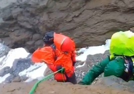 Las imágenes del arriesgado rescate: un montañero enriscado pasa la noche aterido por el frío en el pico Pineta del Pirineo aragonés