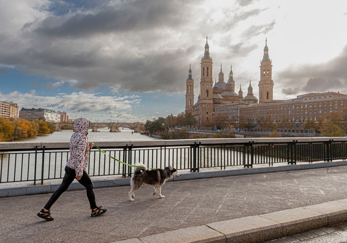 Zaragoza, ayer domingo, testigo de un fortísimo viento y de la crecida paulatina del río Ebro