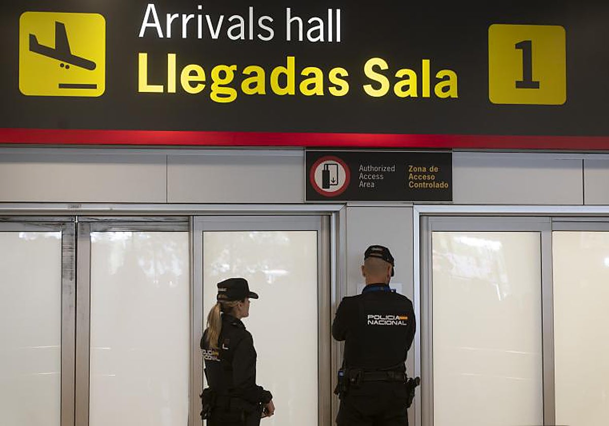 Dos agentes de Policía Nacional en el Aeropuerto Adolfo Suárez Madrid Barajas