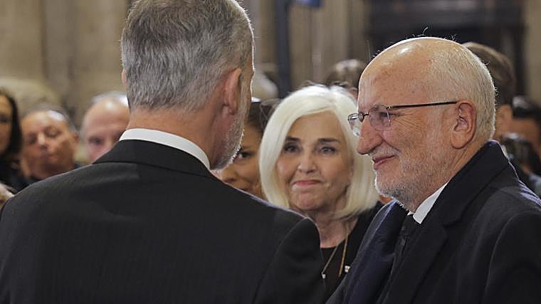 El Rey Felipe VI saludando a Juan Roig en la misa funeral por las víctimas de la Dana en Valencia