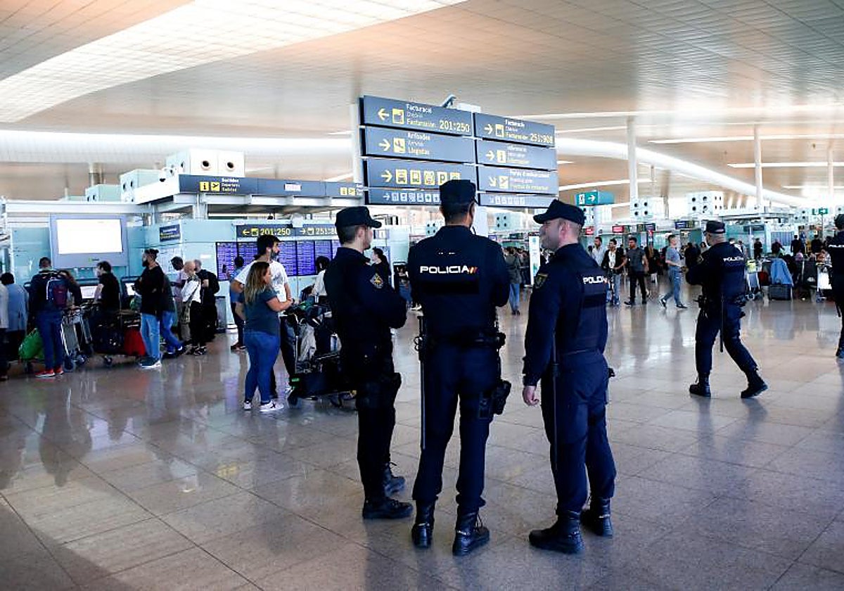 Agentes de la Policía Nacional en el aeropuerto de Barcelona