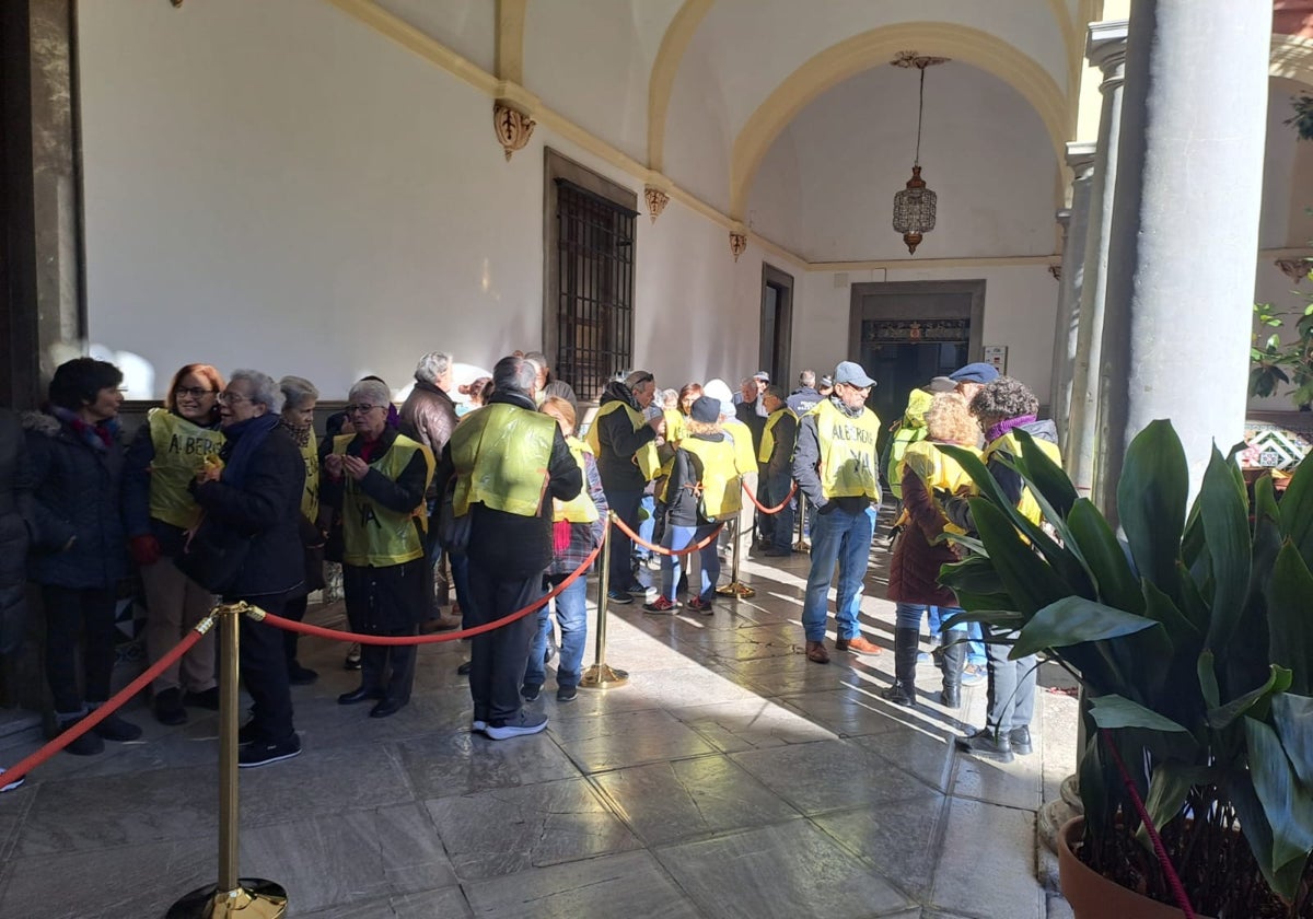 Participantes en la protesta, en el interior del edificio del Ayuntamiento de Granada