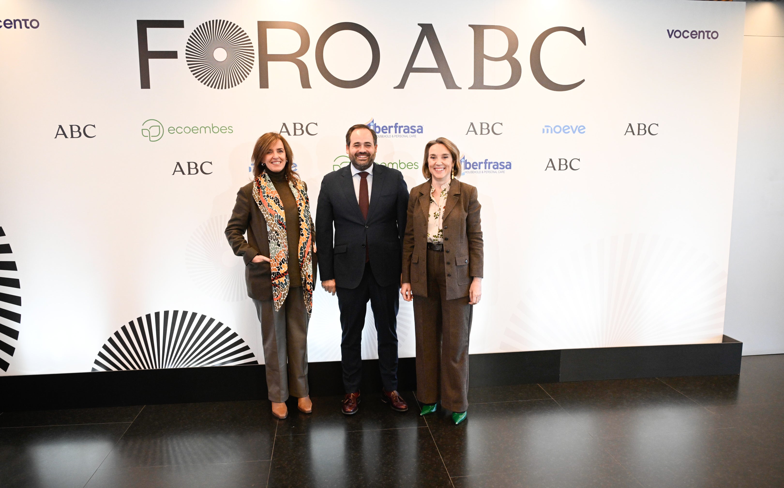 Carmen Fúnez, vicesecretaria de Organización del PP, junto a Paco Núñez y Cuca Gamarra, secretaria general del PP.