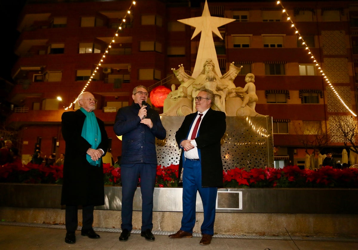 Vicente Tamarit, Toni Pérez y Sergio Carrasco, delante del monumento de los Reyes Magos en Ibi (Alicante)