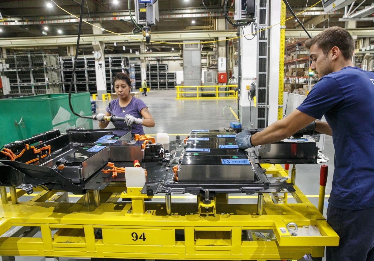 Trabajadores en la planta de baterías para los vehículos eléctricos que Stellantis produce en su factoría de Figueruelas (Zaragoza)