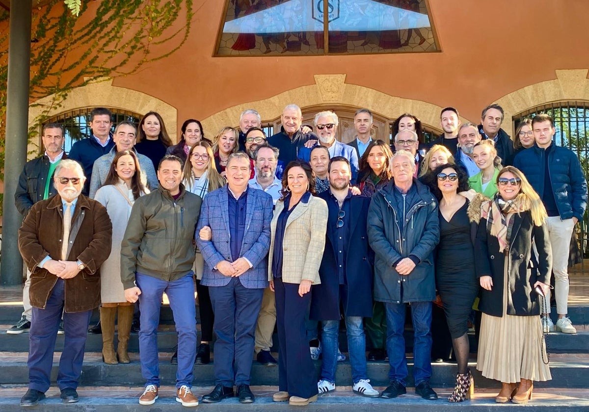 Representantes de los medios de comunicación, la Asociación de la Prensa de Alicante y el Grupo Vectalia, en la Bodega Casa Sicilia