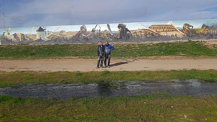 Los muralistas murcianos, José María Vidal y Juan Ignacio Rico, posan ante su obra en Consuegra