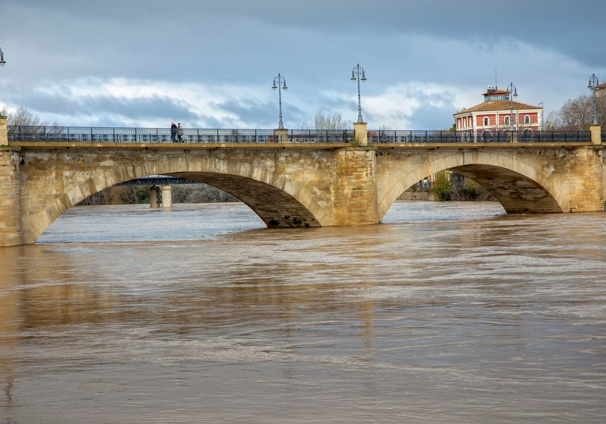 Vista del río Ebro a su paso por Logroño, este martes