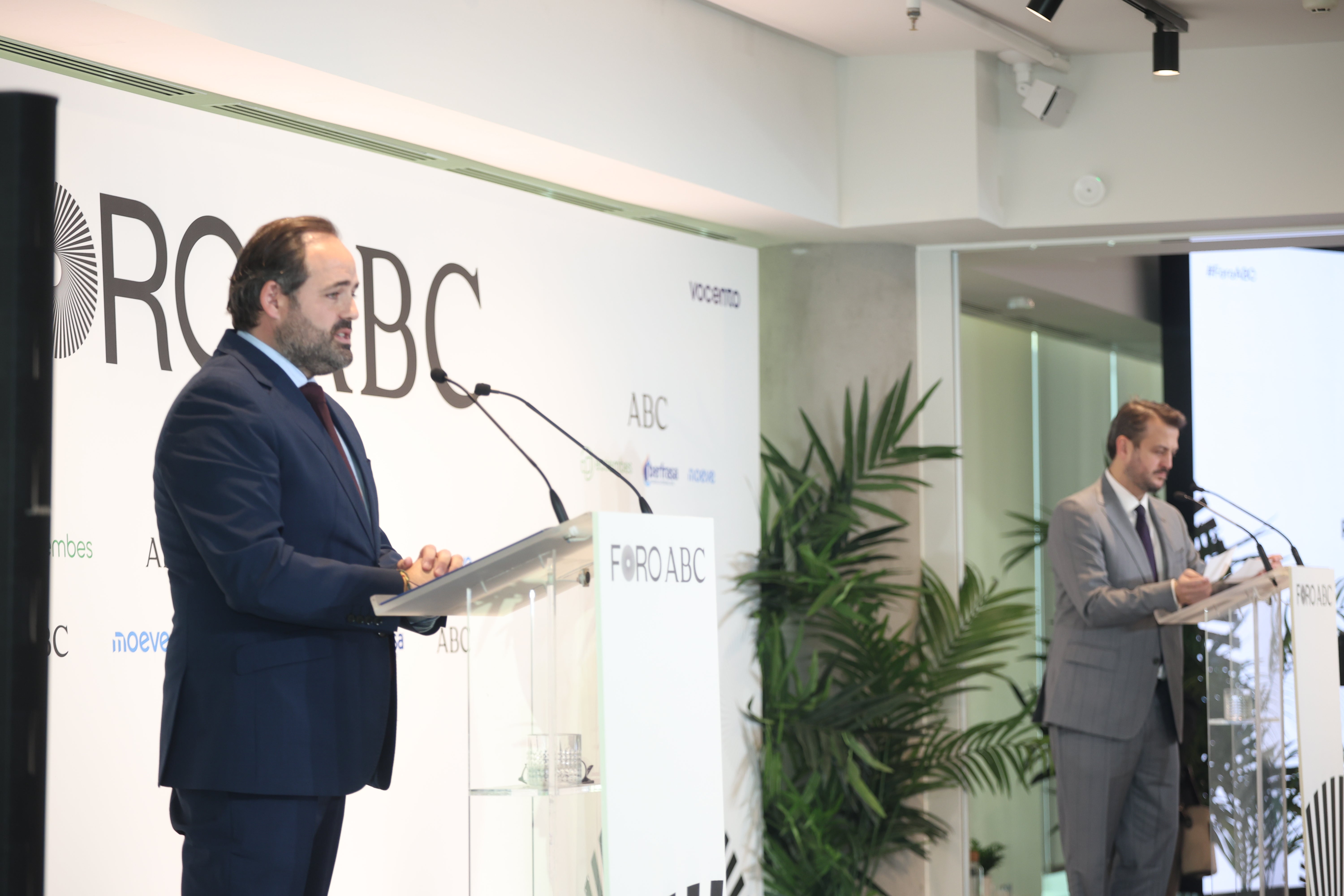 Paco Núñez y Juan Fernández-Miranda, adjunto al director de ABC.