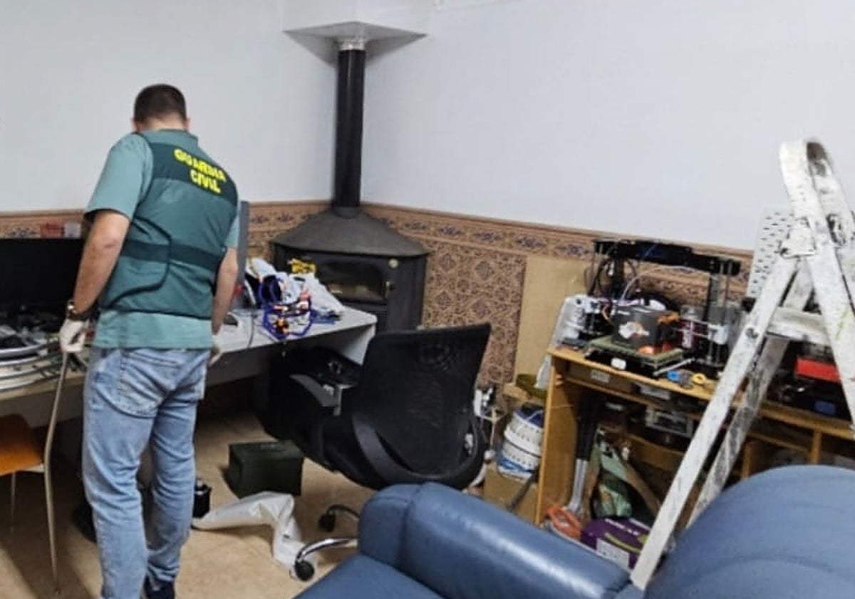 Un agente de Guardia Civil durante el registro de la vivienda del pedófilo de Gádor