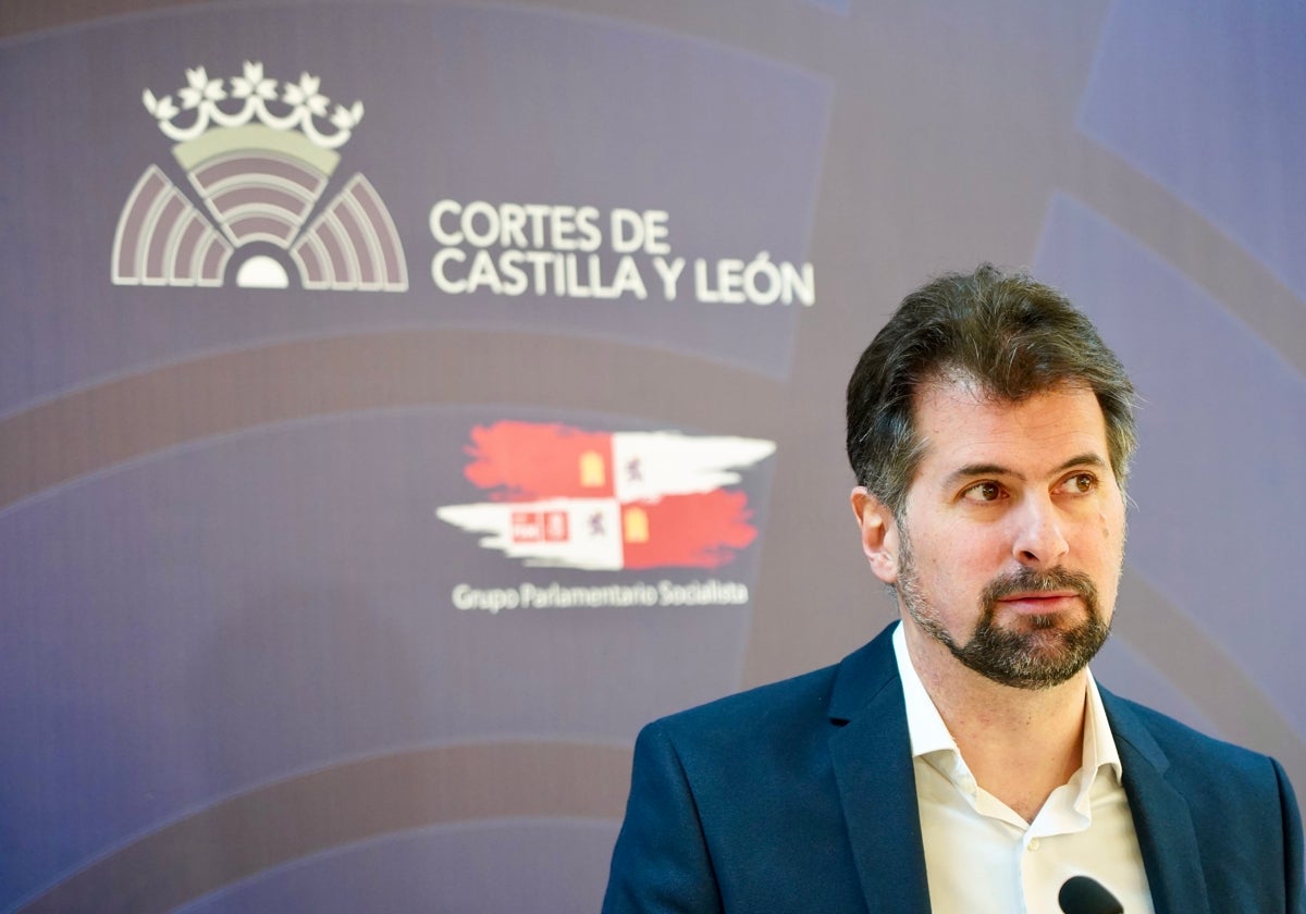 El secretario general del PSOE de Castilla y León, Luis Tudanca, en una rueda de prensa en las Cortes