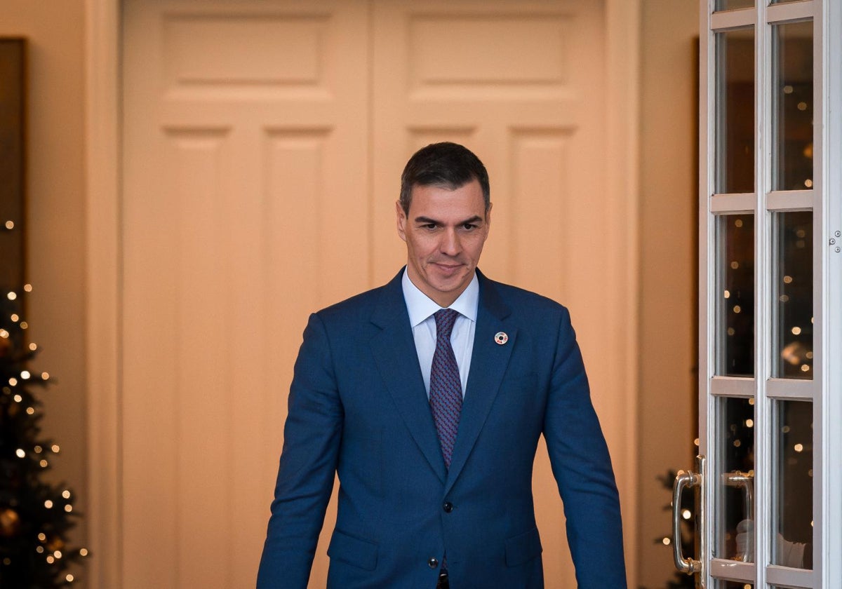 el presidente del Gobierno, Pedro Sánchez, durante la copa de Navidad ofrecida en el Palacio de La Moncloa